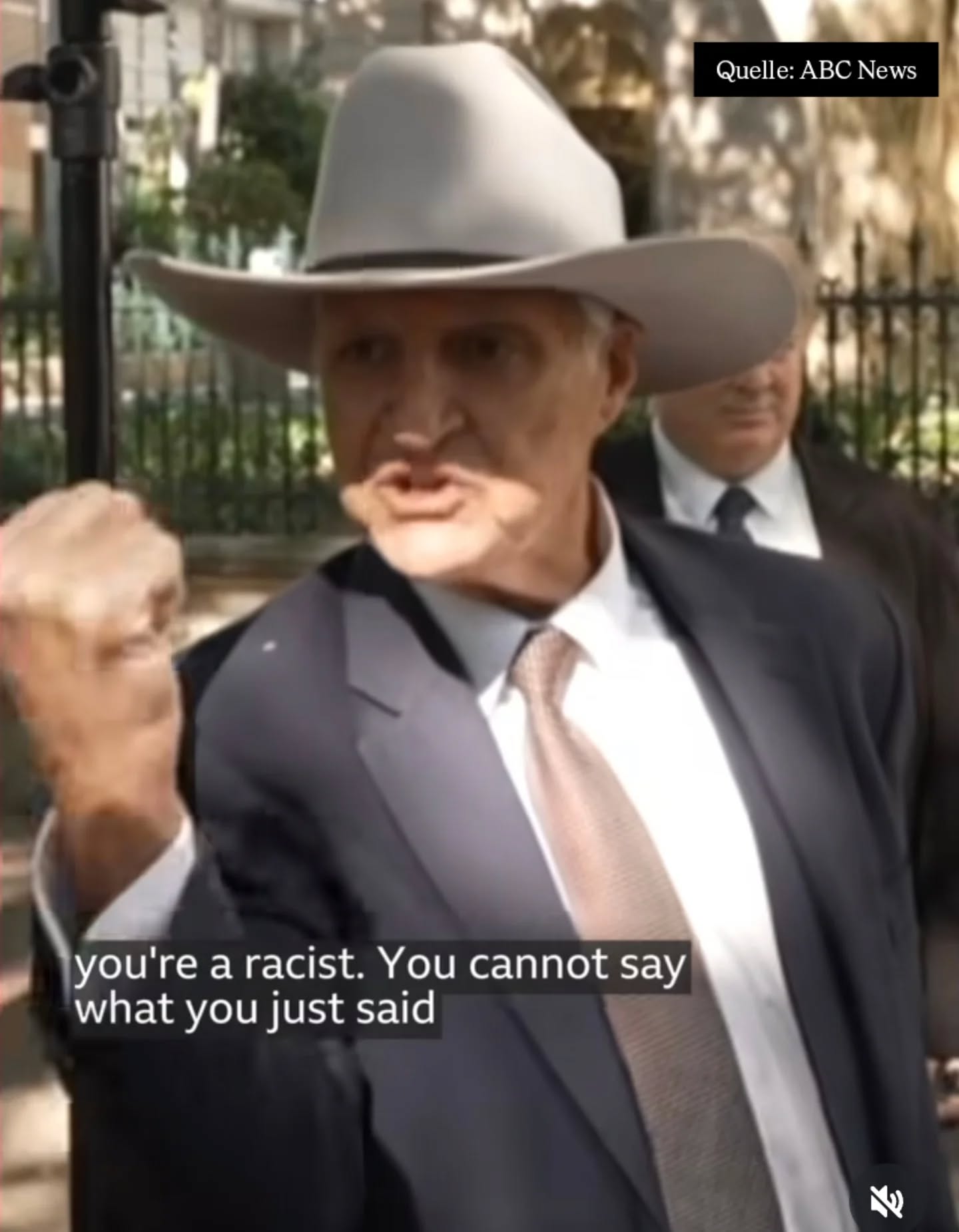 🇦🇺 140 Jahre im Land und trotzdem Angst vor Einwanderung 🙄🫠

Der australische Politiker Bob Katter, 80, wollte eigentlich bei einer Pressekonferenz erklären, warum er am „March for Australia“ teilnehmen wird, einer Anti-Immigrations-Kundgebung.

Doch statt Argumenten gab es Drohgebärden. Als ein Journalist seine libanesische Herkunft ansprach, fuhr Katter hoch, hob die Faust und erklärte: „Sagen Sie das nicht! Das reizt mich, und ich habe schon Typen ins Gesicht geschlagen, weil sie das gesagt haben.“🤕

Die Absurdität: Ein Mann mit Migrationshintergrund, der gegen Migration demonstriert. Willkommen im absurden Theater der Identitätspolitik, irgendwo zwischen Selbstverleugnung, Geschichtsvergessenheit und blanker Wut.🫡

#Australien #BobKatter #Politik #Migration #Identität #IronieDerGeschichte #boahat