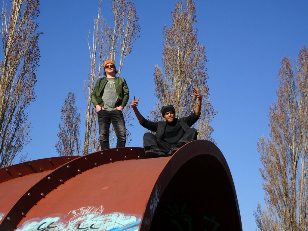 Auf dem Foto sieht man die beiden Künstler hinter der EP. Seha Eks & Hightauer sitzen dabei auf einem rostigen Dach. Das Foto ist von unten aufgenommen. Zur Linken sitzt Hightauer während er seine Arme in die Luft reißt. Zur Rechten steht Seha Eks und hat die Hände in der Hosentasche. Er trägt eine grüne Jacke, eine gelbe Mütze und eine Sonnenbrille.