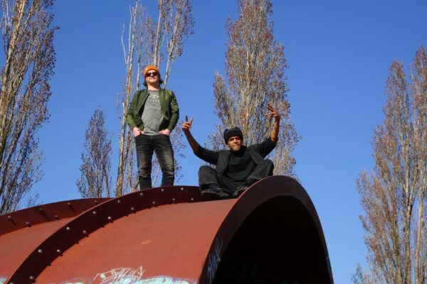 Auf dem Foto sieht man die beiden Künstler hinter der EP. Seha Eks & Hightauer sitzen dabei auf einem rostigen Dach. Das Foto ist von unten aufgenommen. Zur Linken sitzt Hightauer während er seine Arme in die Luft reißt. Zur Rechten steht Seha Eks und hat die Hände in der Hosentasche. Er trägt eine grüne Jacke, eine gelbe Mütze und eine Sonnenbrille.