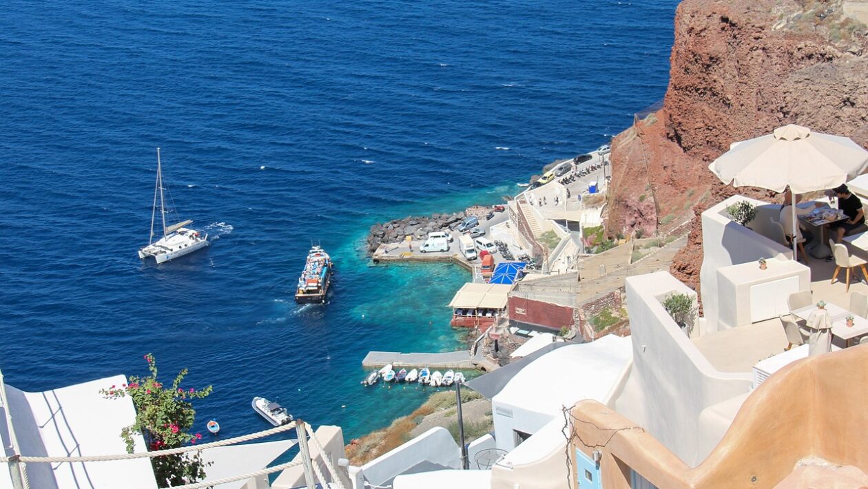 Beitragsbild: Erdbeben auf Santorini. Das Foto zeigt die Küste von Santorini.