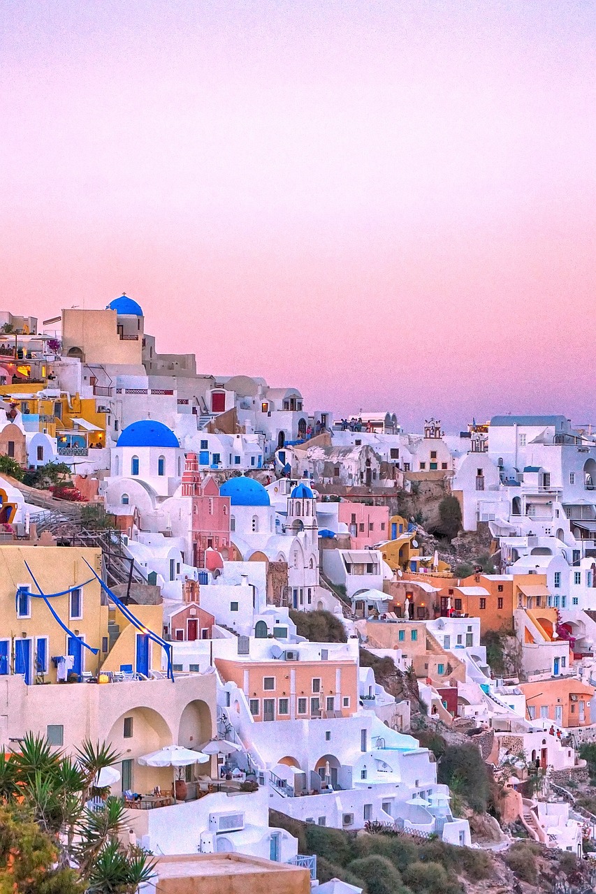 Das Foto zeigt die idyllische Szene auf Santorini