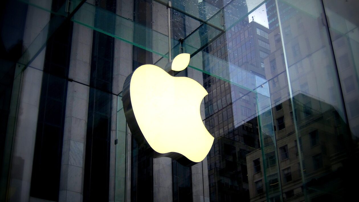 Das Foto zeigt eine gläserne Gebäudefassade, die das Apple Logo enthält – es steht symbolisch für die Apple Serverfarm.
