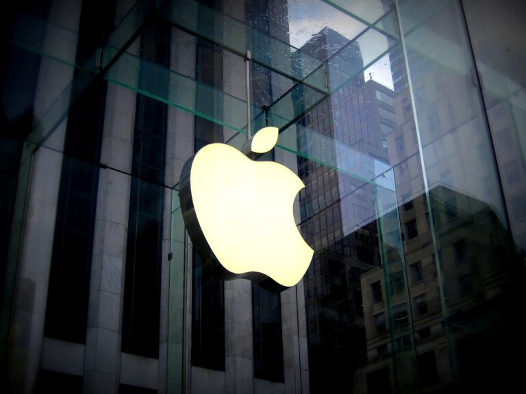 Das Foto zeigt eine gläserne Gebäudefassade, die das Apple Logo enthält – es steht symbolisch für die Apple Serverfarm.